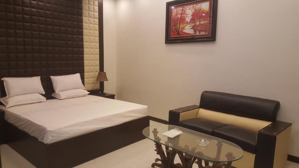 Gulberg Continental Hotel - image 2