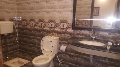 Gulberg Continental Hotel - image 3