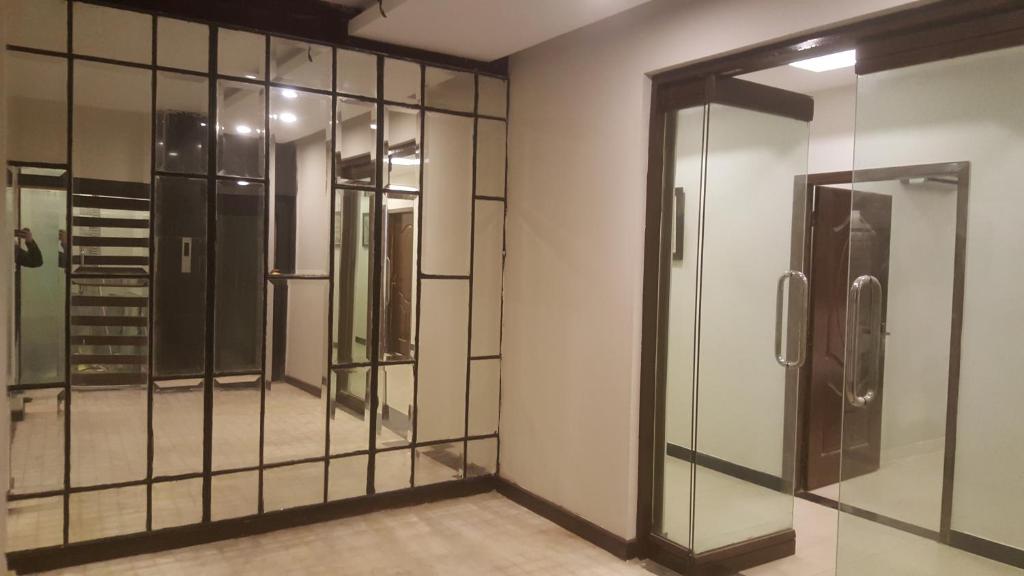 Gulberg Continental Hotel - image 4