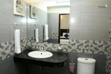 Mairona Hotel Gulberg - image 4