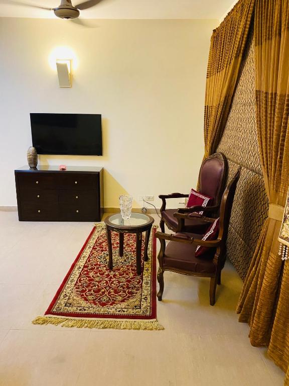 Royal Two Bed Luxury Apartment Gulberg - image 4
