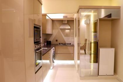 Two Bed Luxury Apartment - image 7