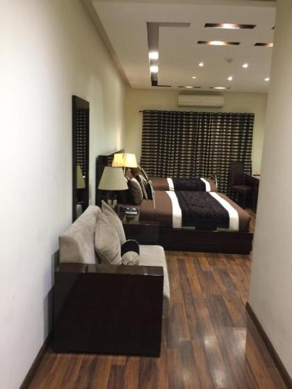 Royaute Luxury - image 2