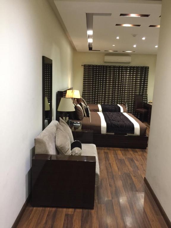 Royaute Luxury - image 2