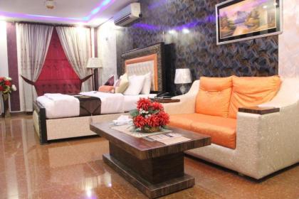 HOTEL THE LESCHANZE - image 1