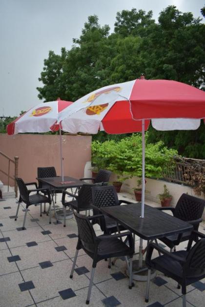 Safari Hotel - image 1