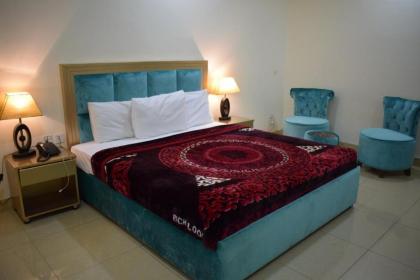 Royalton Inn Hotel - image 2