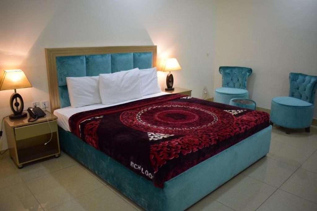 Royalton Inn Hotel - image 2