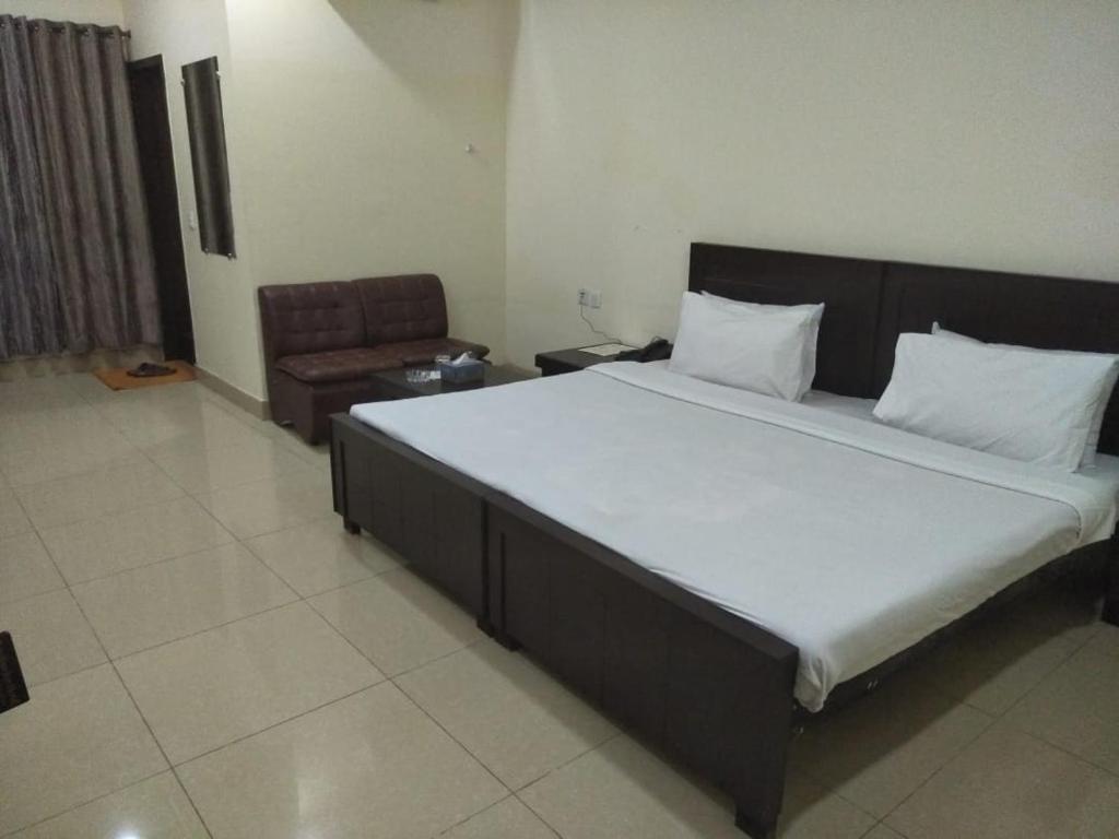 Royalton Inn Hotel - image 6