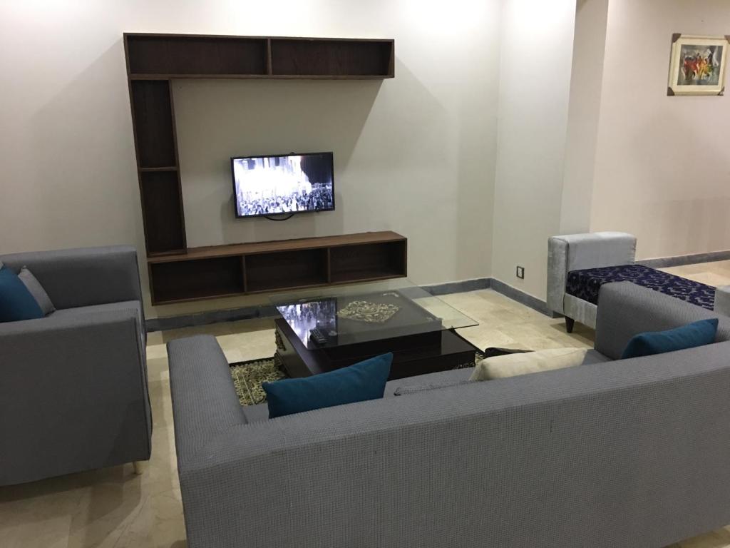 Apartment near Shaukat Khanum - image 5