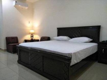 Royalton Inn Hotel - image 12