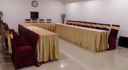 Royalton Inn Hotel - image 7