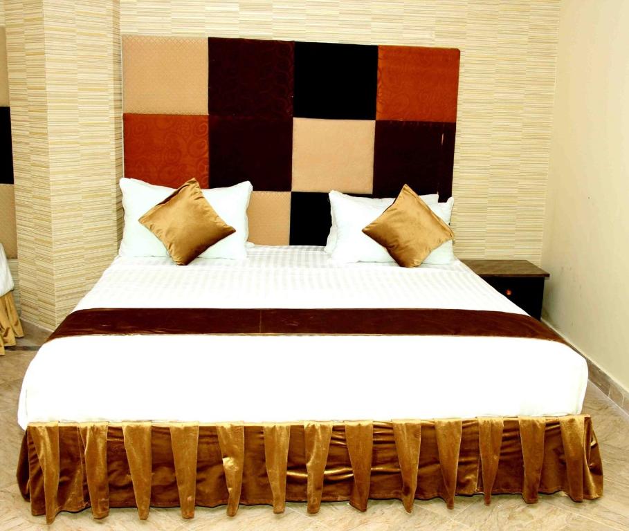 Hotel Premier Inn Gulberg - image 2