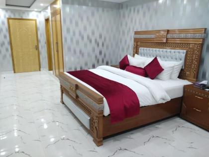 The Rich Hotel - image 12