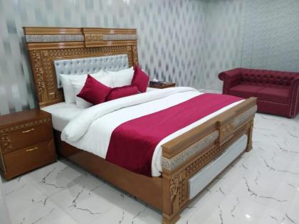 The Rich Hotel - image 13
