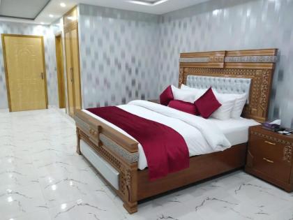 The Rich Hotel - image 14