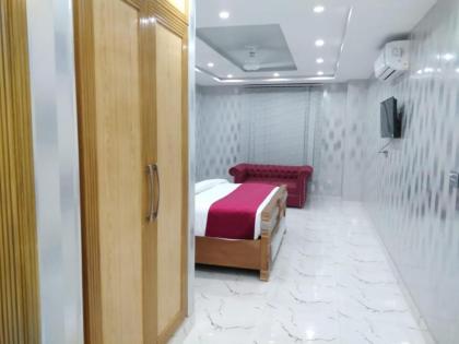 The Rich Hotel - image 15