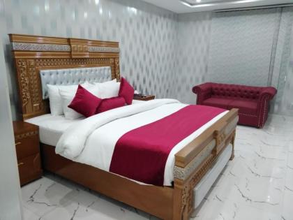 The Rich Hotel - image 16