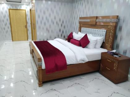 The Rich Hotel - image 18