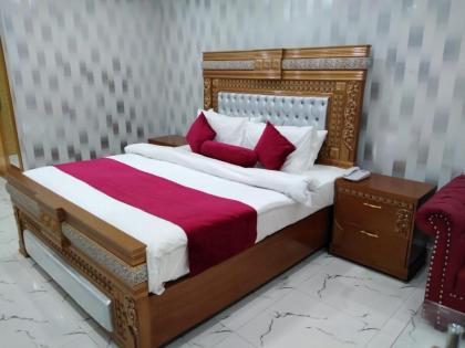 The Rich Hotel - image 20