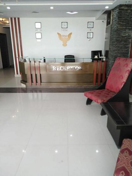 The Rich Hotel - image 3