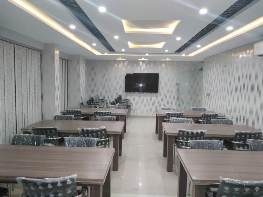 The Rich Hotel - image 4