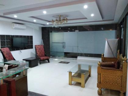 The Rich Hotel - image 5