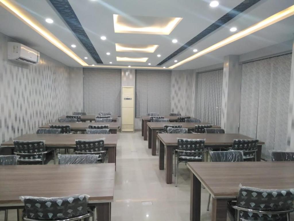 The Rich Hotel - image 6