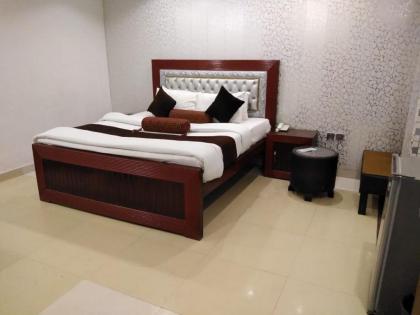 The Rich Hotel - image 8