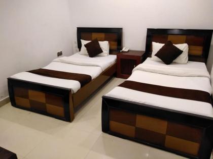 The Rich Hotel - image 9