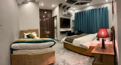 Hotel Holiday - image 1