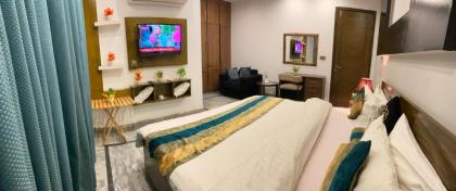 Hotel Holiday - image 9