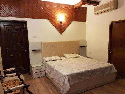 5 Bedroom Apartment in Gulberg II - image 1