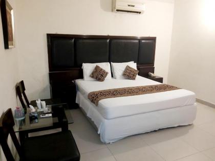 New Look Hotel - image 1