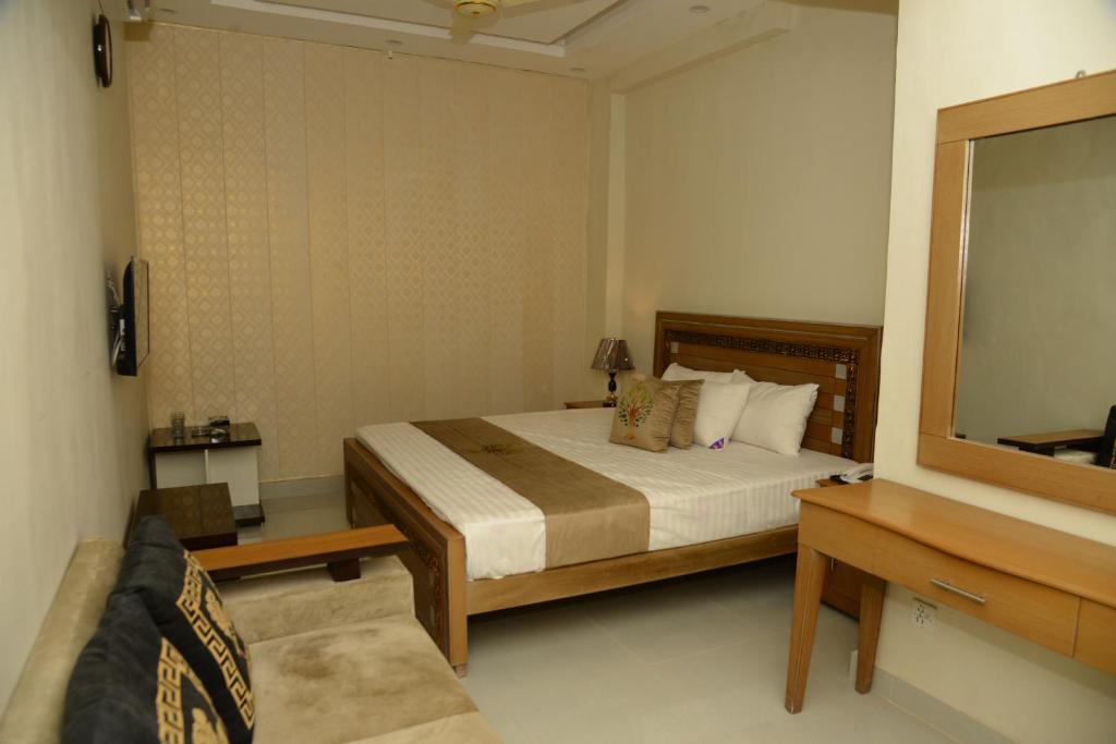 Park View Hotel Gulberg - image 6