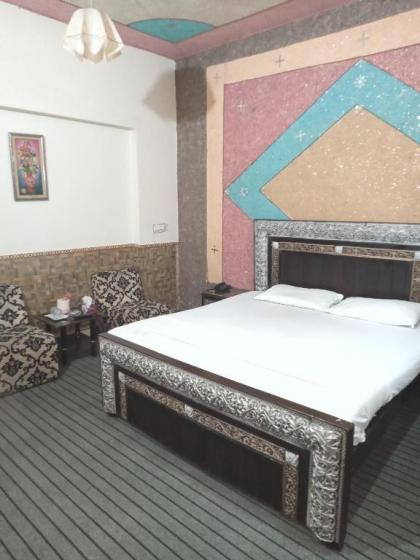 Decent palace hotel - image 1