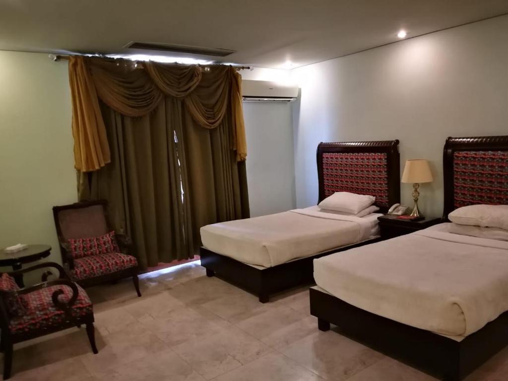 Regency Inn Hotel - image 4
