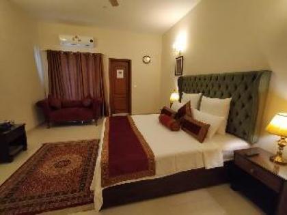 Nine-Bedroom Vacation Bungalow - image 11