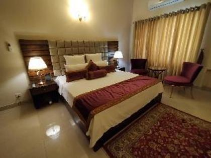 Nine-Bedroom Vacation Bungalow - image 13