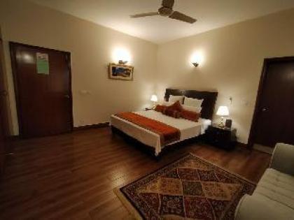Nine-Bedroom Vacation Bungalow - image 19
