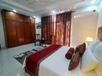 Nine-Bedroom Vacation Bungalow - image 3