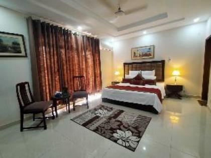 Nine-Bedroom Vacation Bungalow - image 5