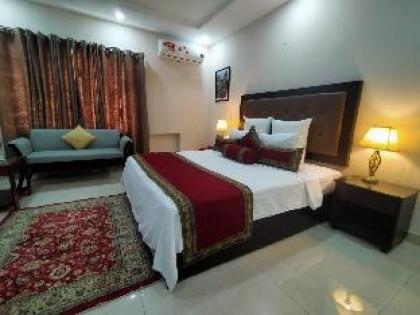 Nine-Bedroom Vacation Bungalow - image 6