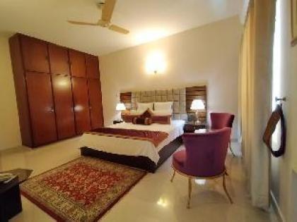 Nine-Bedroom Vacation Bungalow - image 7