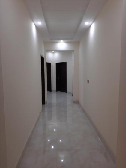 Day In Gulberg - image 5