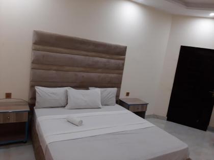 Day In Gulberg - image 6