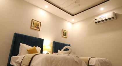 CUZZY INN HOTEL - image 25