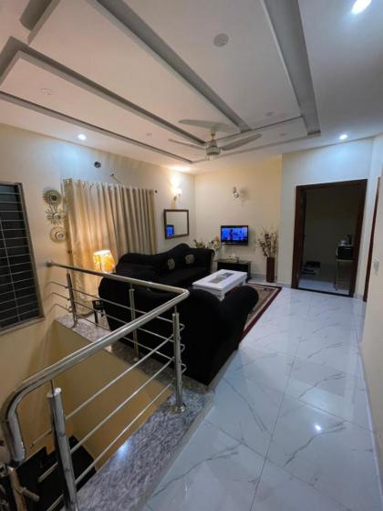 Lovely 1-Bed House in Lahore - image 15