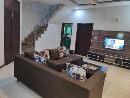 Fully Serviced Holiday Home Near Lahore Ring Road - image 2