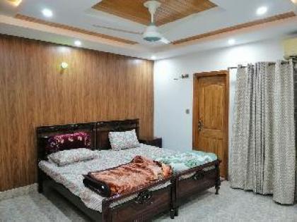 Furnished Portion with Lounge & Balcony - Homestay - image 9